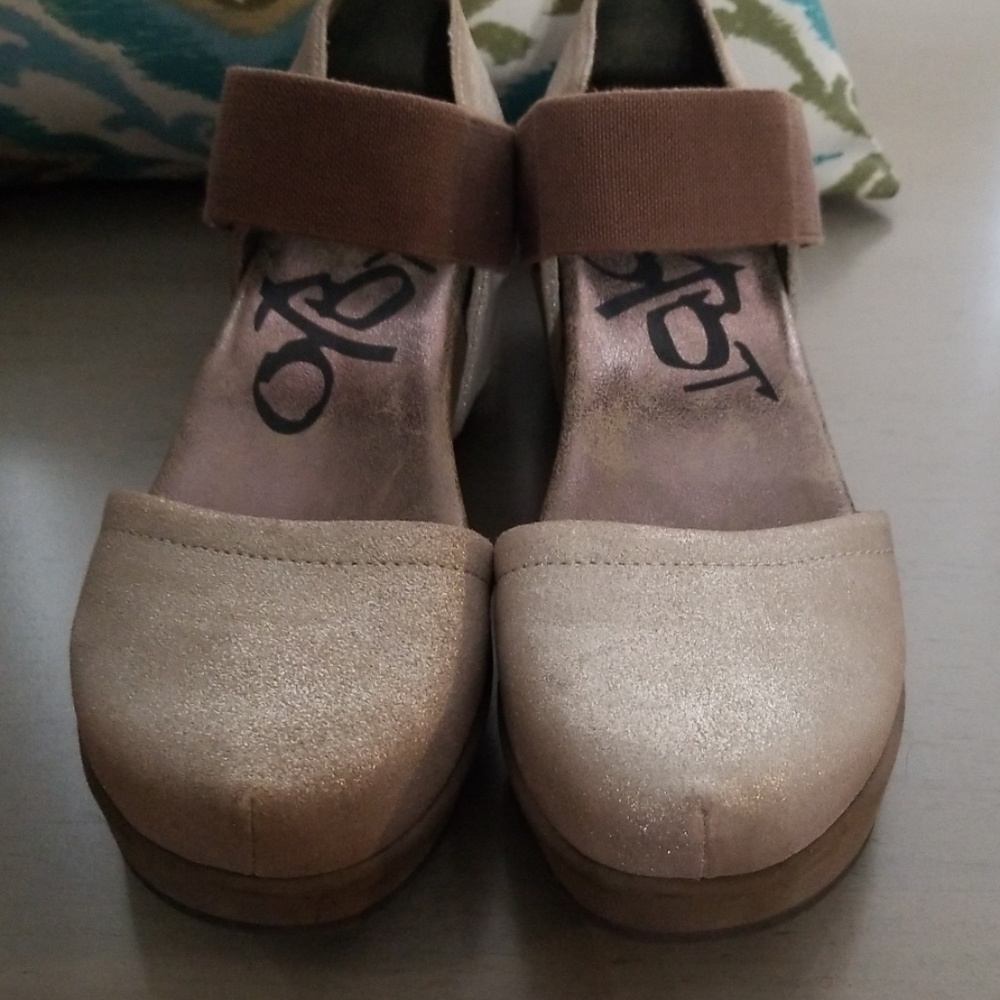 OTBT closed toe size 9 tan w/ silver glitter speck
